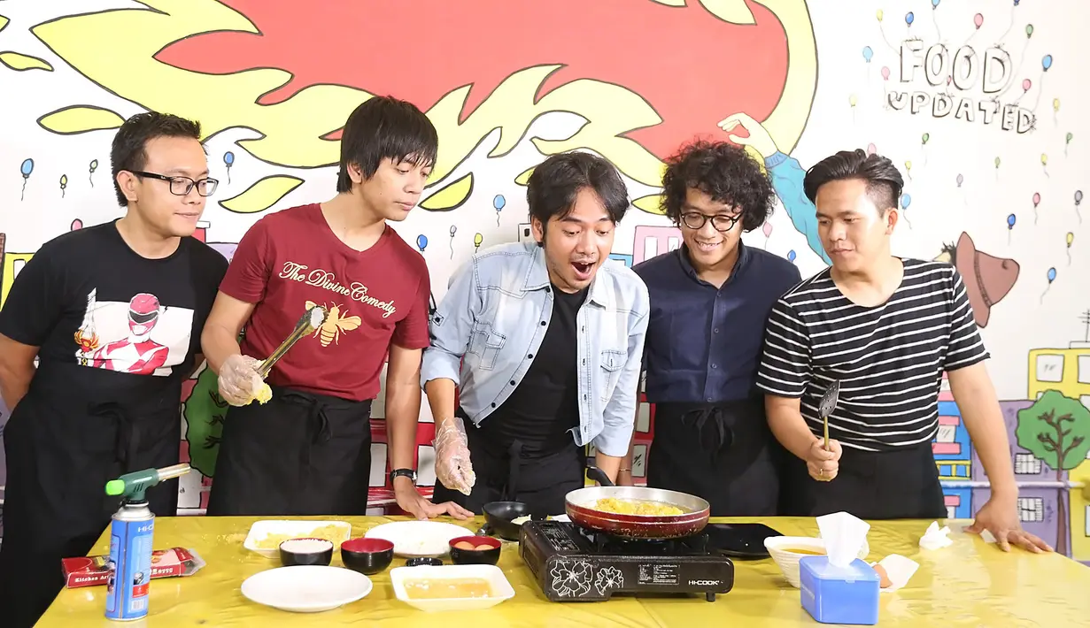 "Hari ini sebenernya rangkaian kegiatan yang udah kita buat di bulan puasa kemarin. Kita bikin challenge untuk masivers. Jadi baru kita pilih hari ini, kita masakin mereka," ucap Rian sang vokalis. (Bambang E. Ros/Bintang.com)