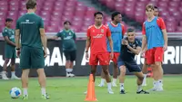 Pelatih kepala Timnas Indonesia, John Herdman memberikan instruksi kepada para pemain saat latihan resmi menjelang laga FIFA Matchday melawan Oman di Stadion Utama Gelora Bung Karno (SUGBK), Senayan, Jakarta, Kamis (04/06/2026) WIB. (Bola.com/Bagaskara Lazuardi)