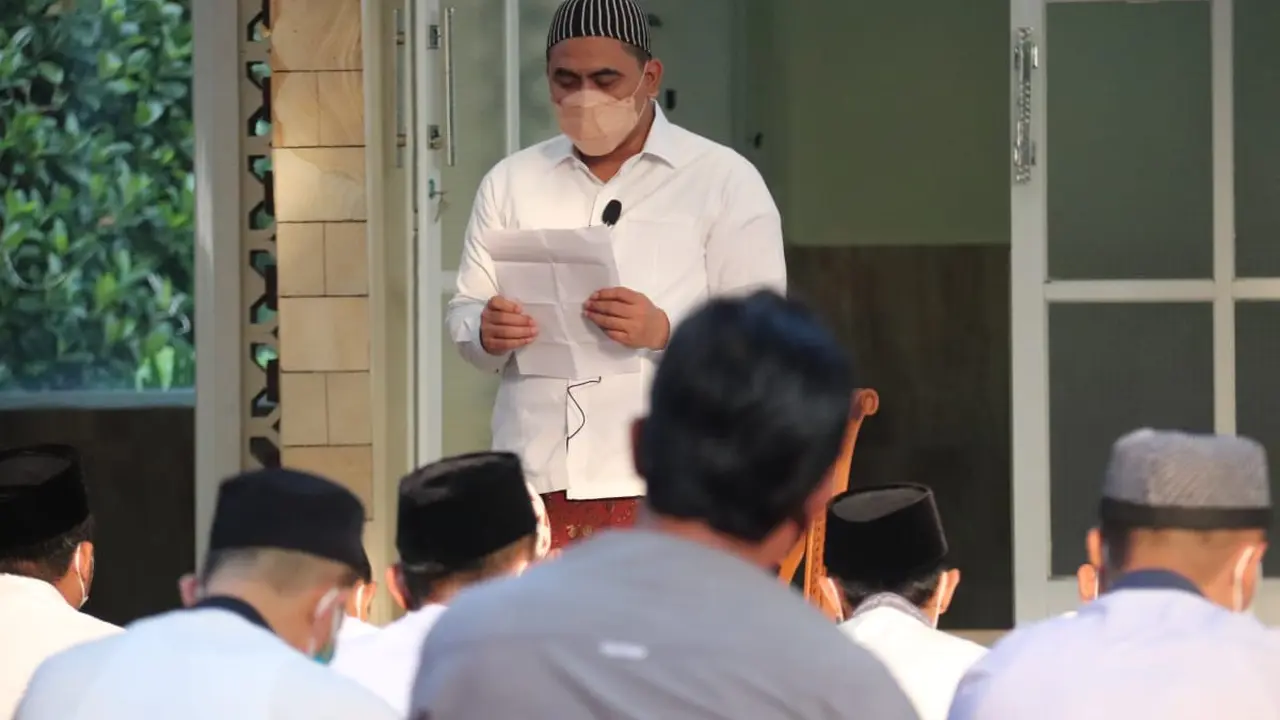 Wakil Gubernur Jateng Taj Yasin saat menjadi imam Salat Ied di Rumah Dinas. (Foto: Liputan6.com/Felek Wahyu)