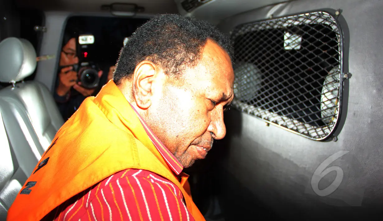 Jannes Johan Karubaba memasuki mobil yang telah menjemputnya usai menjalani pemeriksaan di KPK, Jakarta, Rabu (11/3/2015). (Liputan6.com/Helmi Afandi)
