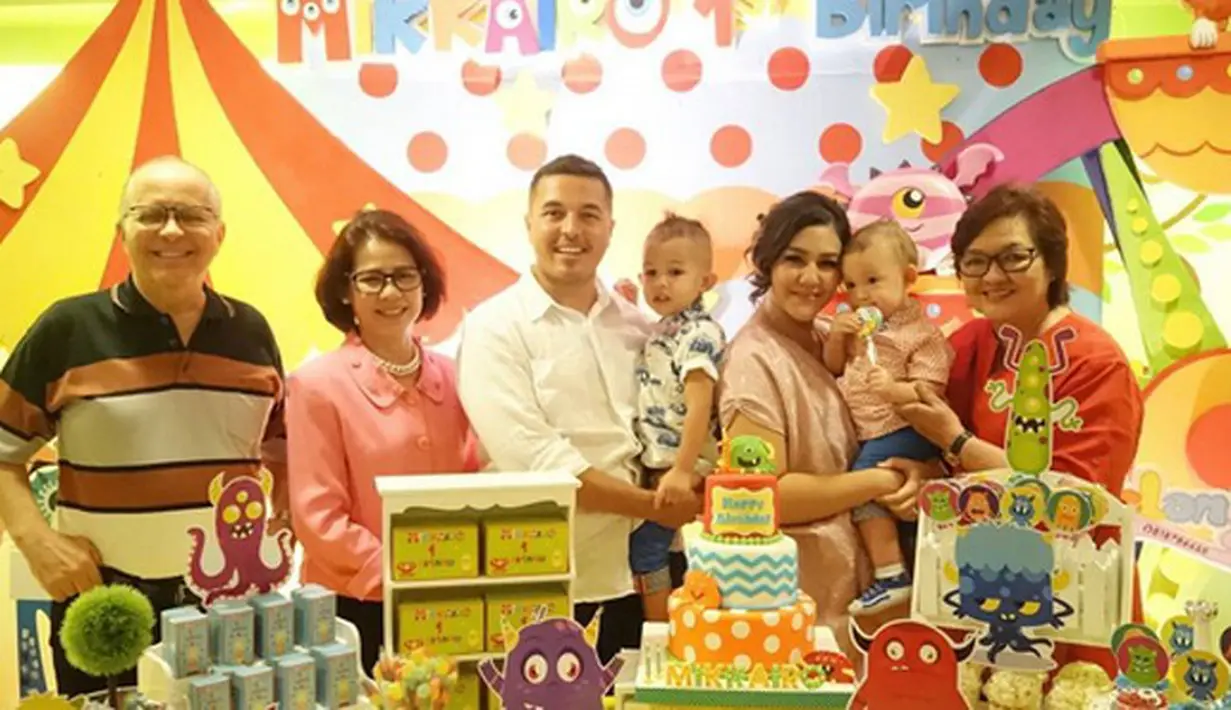 Kebagiaan bertambah karena keluarga terdekat keduanya turut hadir dalam acara itu. Juga teman-temannya, Sissy dan Rifat. (Instagram/sysiio)