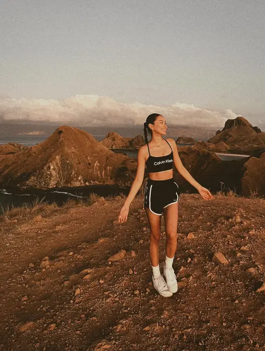 Di Pulau Padar, Alyssa Daguise menantang dirinya untuk mendaki bukit yang terkenal di pulau tersebut. Ia pun mengenakan halter crop top berwarna hitam, celana pendek, serta sneakers putih. (instagram/alyssadaguise)