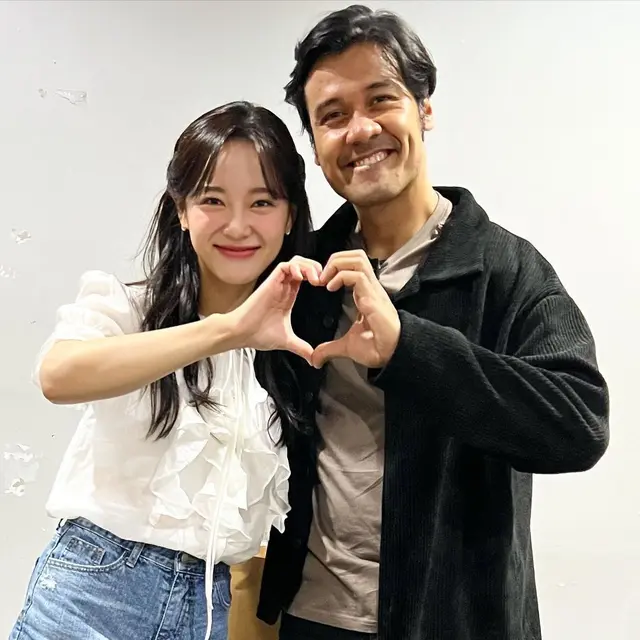 Potret Colongan Chicco Jerikho Bersama Kim Sejeong Sebelum Fan Meeting di Jakarta