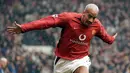 Juan Sebastian Veron. Gelandang yang kini berusia 47 tahun dan telah pensiun pada Mei 2017 bersama Estudiantes ini pernah berseragam Manchester United selama 2 musim. Ia didatangkan MU dari Lazio pada awal musim 2001/2002 dengan nilai transfer 42,6 juta euro. Akibat rentan cedera serta kalah bersaing dengan Roy Keane dan Paul Scholes, ia meninggalkan Old Trafford pada akhir musim 2002/2003 menuju Chelsea usai tampil dalam 81 laga di semua ajang dengan torehan 11 gol dan 15 assist. (AFP/Paul Barker)