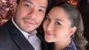 Kedua orangtua muda ini juga tampak memukau, Jessica Mila mengenakan baju navy dengan detail beads dan Yakup mengenakan jas hitam. [@jscmila]