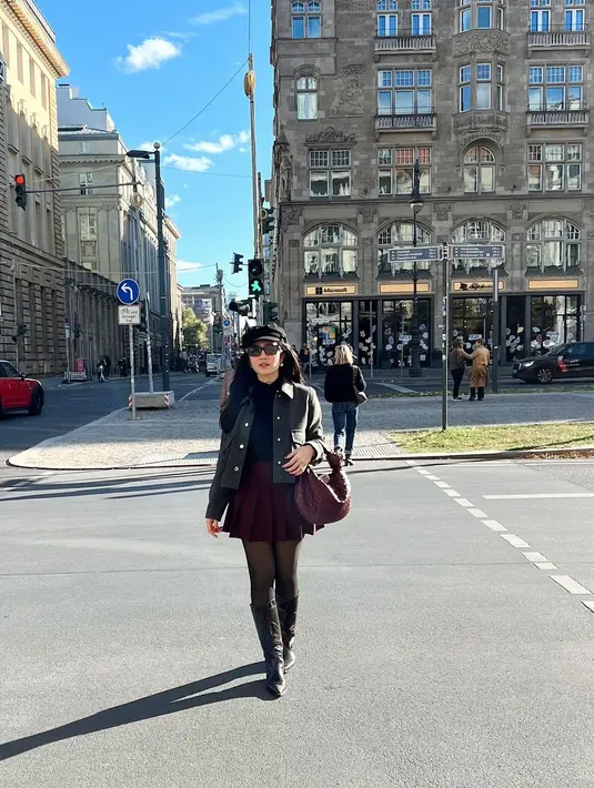 Bak warga lokal, Febby Rastanty lengkapi busananya dengan topi baret dan kacamata hitam [@febbyrastanty]