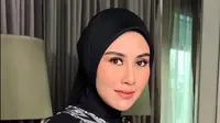 Tampak Syahnaz yang memancarkan aura anggun bak ibu pejabat mengenakan kebaya kartini warna hitam-putih dengan motif tenun yang menawan.  [@syahnazs].