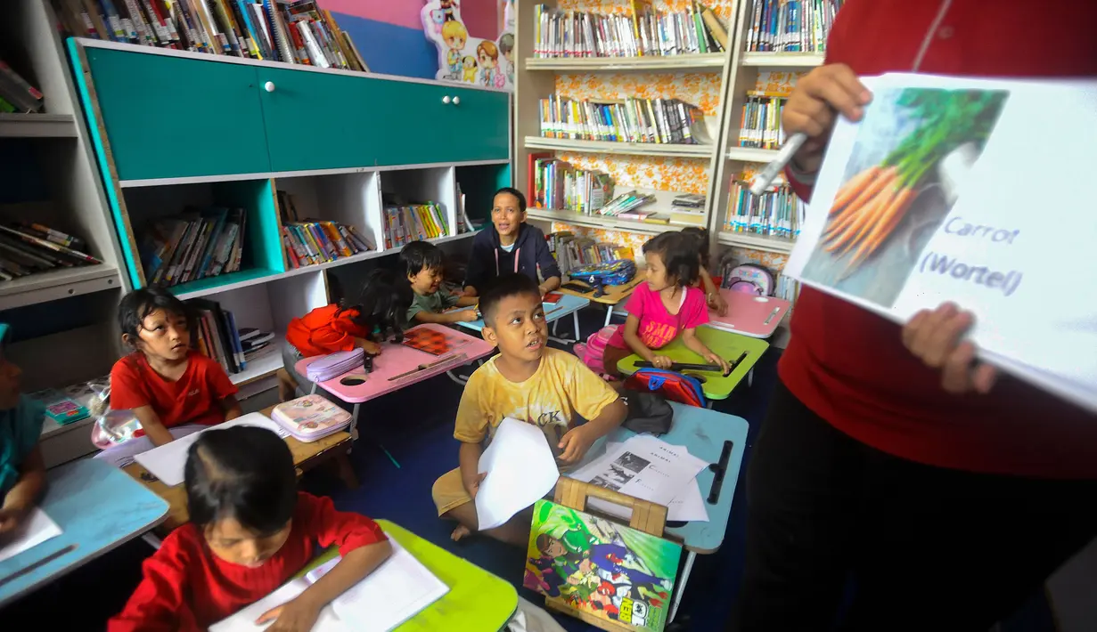 Selain mempelajari Bahasa Inggris, anak-anak juga mendapat pelajaran tambahan, diantaranya berhitung, dan bermain musik. (merdeka.com/Arie Basuki)