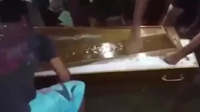 Perempuan Terbakar Hidup-Hidup di Dalam Peti Mati