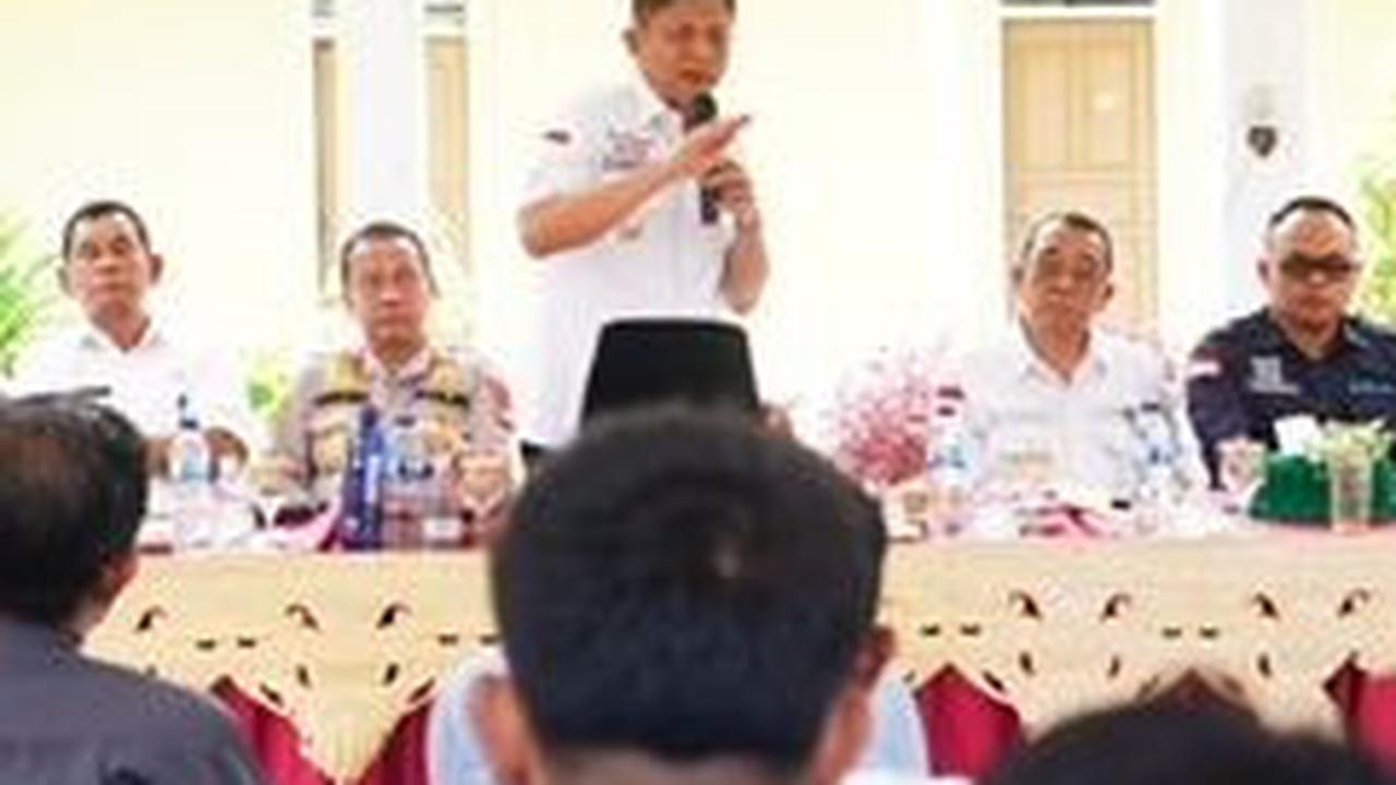 Bupati Enos Berkantor di Kecamatan Madang Suku II, Warga Sambut Gembira!