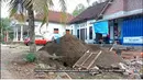 <p>Masuk ke rumahnya melintasi jalanan tanah dan krikil belum di aspal. (Youtube/ARISTA Record)</p>