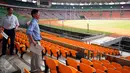Beberapa anggota Delegasi Dewan Olimpiade Asia (OCA) melihat langsung kondisi Stadion Gelora Bung Karno Jakarta, Selasa (10/5/2016). Rencananya, Stadion GBK akan mulai direnovasi pada awal Juni mendatang. (Liputan6.com/Helmi Fithriansyah)