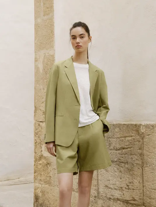 Jaket Linen Blend memiliki siluet santai yang dapat dipadukan dengan Celana Tapered Lipit Linen Blend atau Celana Pendek Lipit Linen Blend dengan material bahan yang sama agar menciptakan kesan serasi dan menarik. [Foto: Dokumen/UNIQLO X COMPTOIR DES COTONNIERS]