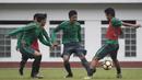 Bek Timnas Indonesia U-19, Irsan Lestaluhu, merebut bola saat latihan di Stadion Wibawa Mukti, Bekasi, Senin (16/10//2017). Persiapan ini dilakukan jelang kualifikasi Piala Asia U-19. (Bola.com/Vitalis Yogi Trisna)