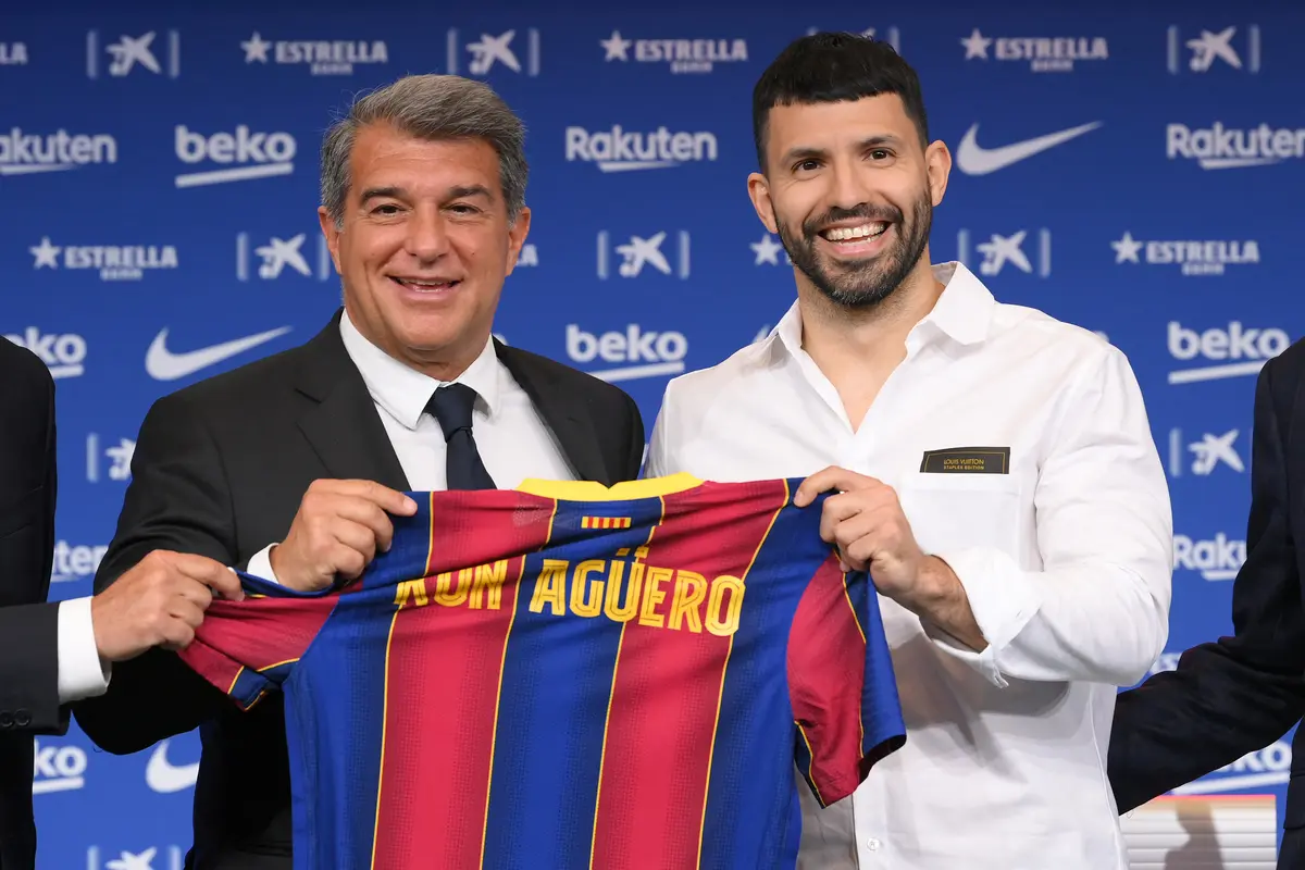 Senyum Sergio Aguero Resmi Berlabuh ke Barcelona