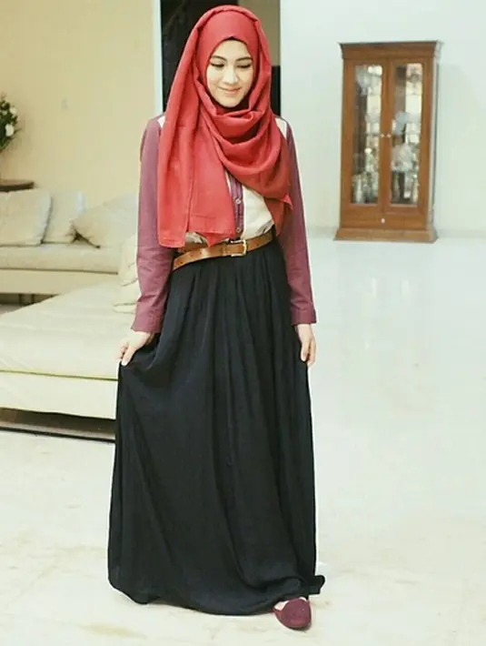 Alyssa Soebandono kerap mengikuti trend dan perkembangan zaman serta berkreasi dengan hijabnya agar tidak terlihat monoton. (via instagram/@ichasoebandono)