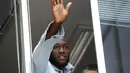 Pesepak bola Romelu Lukaku melambaikan tangannya saat menyapa fans Inter Milan dari jendela markas Komite Olimpiade Italia di Milan, Italia, Kamis (8/8/2019). Inter Milan mendatangkan Lukaku sebagai striker baru mereka. (AP Photo/Luca Bruno)