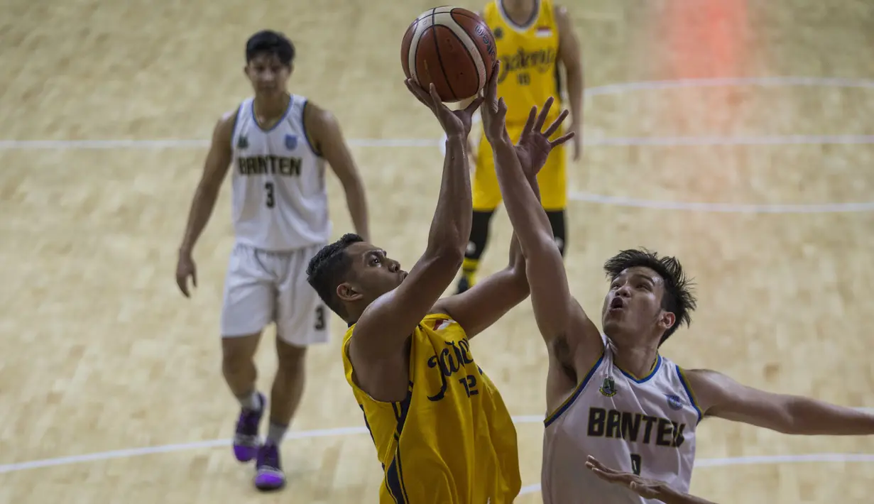 Pebasket Banten, Patrick Nikolas, melakukan block saat melawan Jawa Tengah pada laga final Pomnas XVI 2019 di GOR Soemantri Brodjonegoro, Jakarta, Selasa (24/9). Banten menang 90-68 atas Jateng. (Bola.com/Vitalis Yogi Trisna)