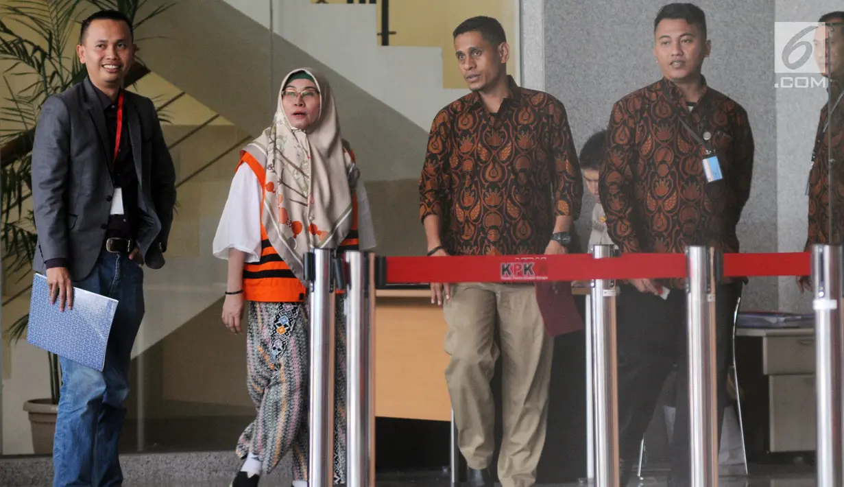 Hakim Pengadilan Negeri Tangerang Wahyu Widya Nurfitri dikawal petugas usai menandatangani berkas P21 di gedung KPK, Jakarta, Jumat (11/5). Berkas Wahyu Widya Nurfitri dinyatakan sudah lengkap oleh KPK. (Merdeka.com/Dwi Narwoko)
