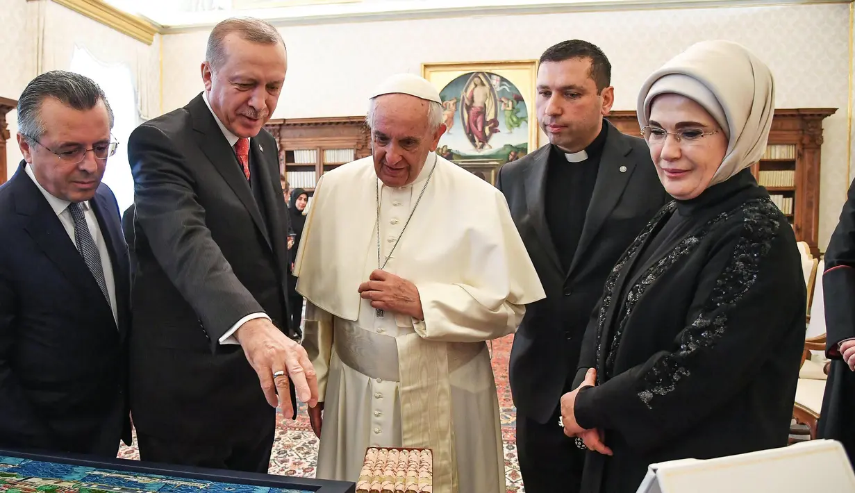 Presiden Turki Recep Tayyip Erdogan berbincang dengan Paus Fransiskus saat kunjungannya ke Vatikan (5/2). Dalam pertemuan dengan Paus Fransiskus itu, Erdogan membahas masalah Yerusalem. (Alessandro Di Meo / Pool via AP)