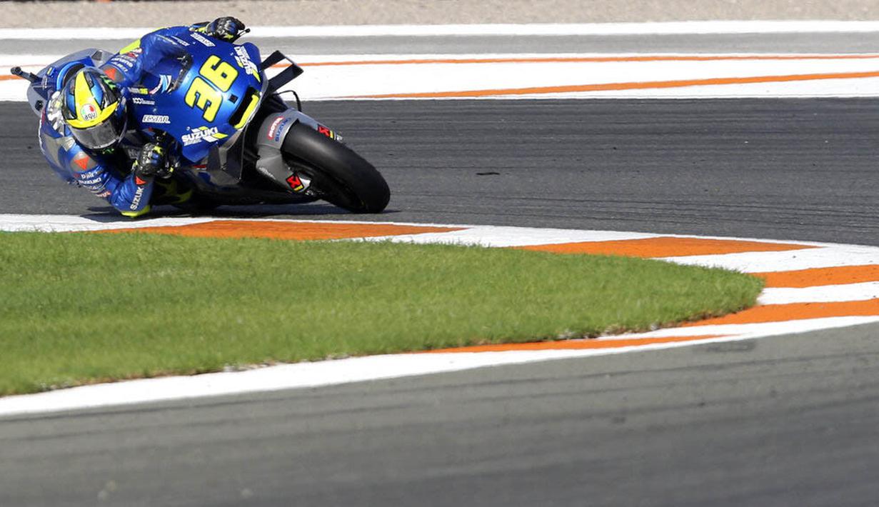 Pembalap Suzuki, Joan Mir, saat beraksi pada balapan MotoGP Eropa di Sirkuit Ricardo Tormo, Valencia, Minggu (8/11/2020). Joan Mir finis pertama dengan catatan waktu 41 menit 37,297 detik. (AP/Alberto Saiz)