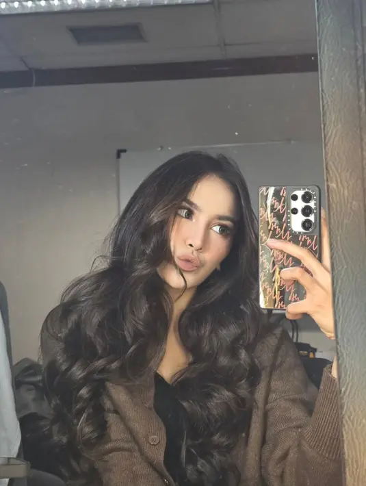 Tak hanya pamer rambut, Lini juga terlihat cantik dan menawan dengan pulasan makeup nude andalannya [@mahaliniraharja]