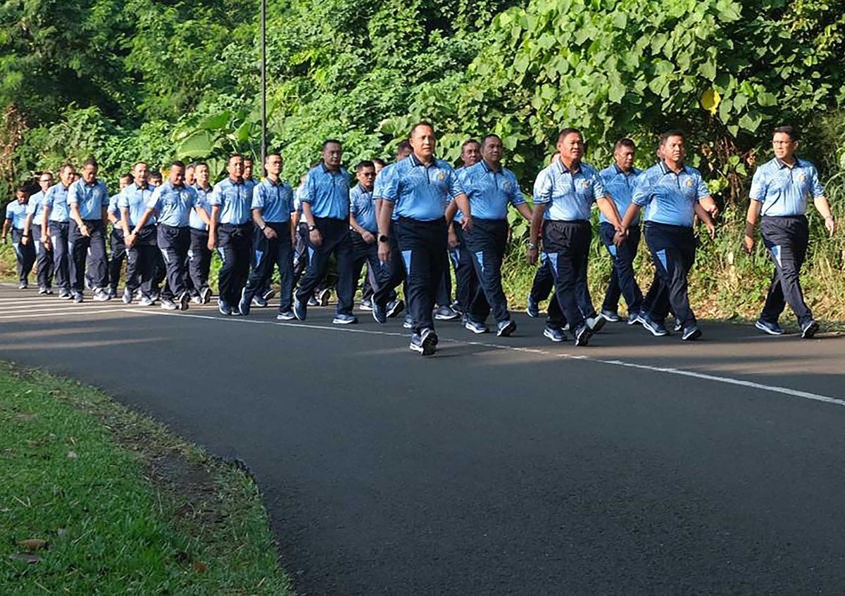 FOTO: Pangkoopsudnas Ajak Prajurit Jalan Sehat, Perkuat Kebugaran dan Soliditas