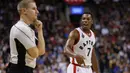 Pebasket Toronto Raptors Kyle Lowry #7 of the Toronto Raptors mempengaruhi wasit pada lanjutan NBA di Air Canada Centre,Toronto, Ontario, Canada, Rabu(11/11/2015) WIB.  (Vaughn Ridley/Getty Images/AFP)
