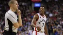 Pebasket Toronto Raptors Kyle Lowry #7 of the Toronto Raptors mempengaruhi wasit pada lanjutan NBA di Air Canada Centre,Toronto, Ontario, Canada, Rabu(11/11/2015) WIB.  (Vaughn Ridley/Getty Images/AFP)