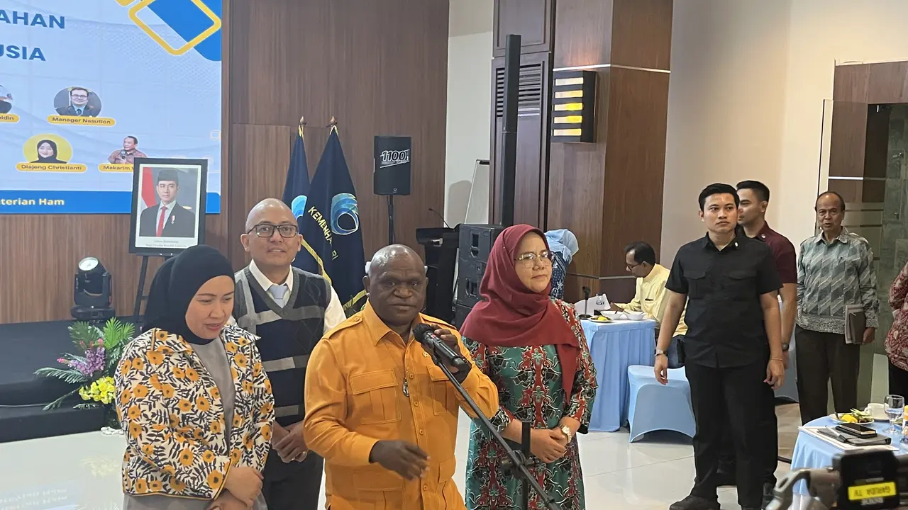 Menteri Hak Asasi Manusia (HAM) Natalius Pigai di Kantor Kementerian HAM Jakarta, Kamis (10/7/2025).
