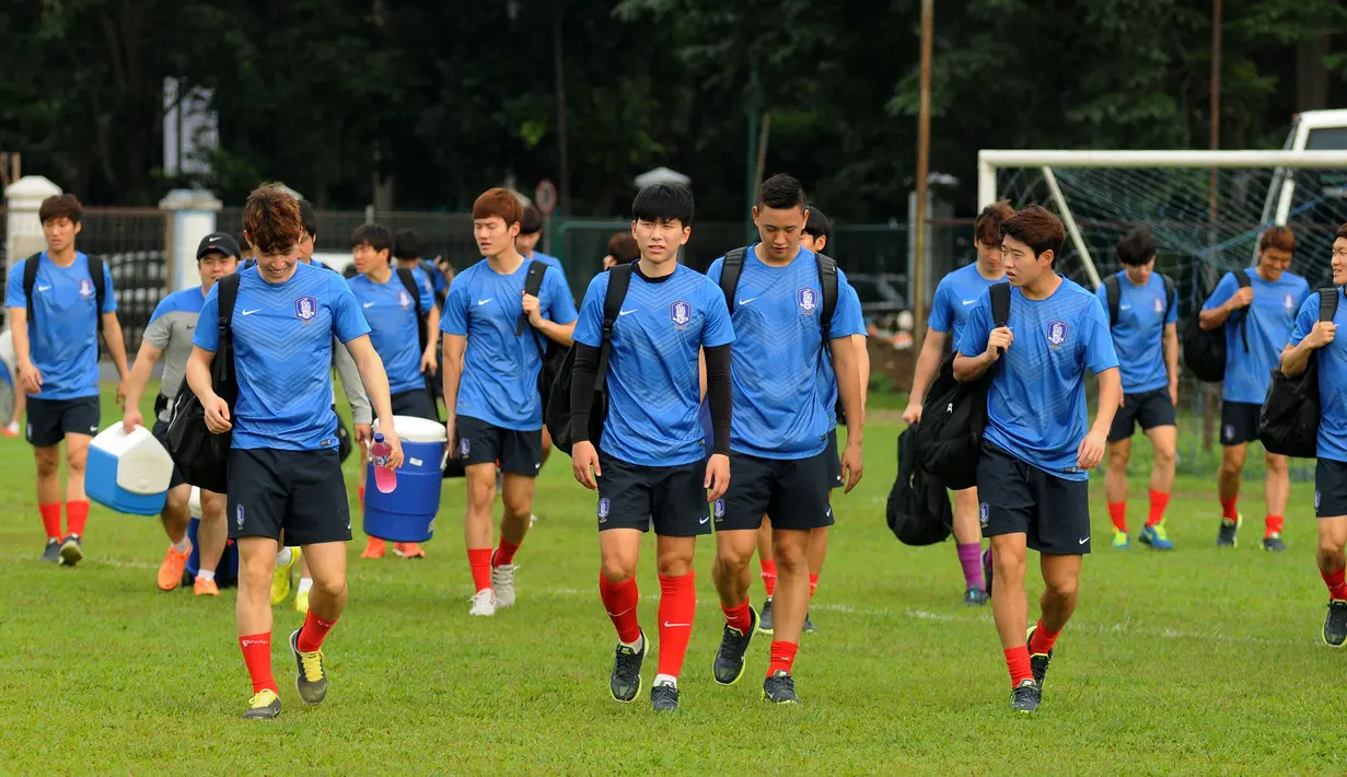 Jelang berlaga di kualifikasi Grup H Piala Asia 2016, timnas Korea Selatan U-23 melakukan latihan perdana di Lapangan C Senayan, Jakarta, (21/3/2015). Tampak, pemain timnas Korsel U-23 saat tiba di Lapangan C Senayan. (Liputan6.com/Helmi Fithriansyah)