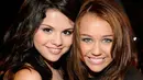Hubungan Selena Gomez dan Miley Cyrus sendiri sepertinya sudah lebih baik akan kejadian ini. (seventeen.com)