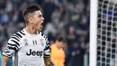 Penyerang Juventus, Paulo Dybala melakukan selebrasi usai mencetak gol ke gawang Porto pada leg kedua babak 16 besar Liga Champions di Stadion Juventus, Turin, Italia, (15/3). Juventus menang atas Porto dengan skor 1-0. (Alessandro Di Marco/ANSA via AP)