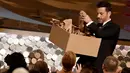 Pemandu acara Jimmy Kimmel membagi-bagikan sandwich selama penghargaan Emmy Awards 2016, di Los Angeles, Minggu (18/9). Jimmy Kimmel bekerjasama dengan sang ibu membagikan 7.000 sandwich selai isi kacang kepada para hadirin. (AFP PHOTO/Valerie MACON)