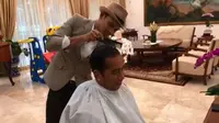 Presiden Jokowi sedang cukur rambut (Dok.Instagram/@jokowi/https://www.instagram.com/p/ByEys4MB-9D/Komarudin)