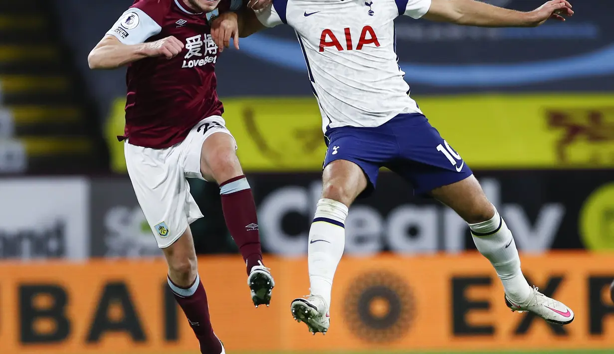 Penyerang Tottenham Hotspur, Harry Kane berebut bola dengan pemain Burnley, Kevin Long pada pertandingan lanjutan Liga Inggris di stadion Turf Moor, Burnley, Inggris, Senin (26/10/2020). Tottenham menang tipis 1-0 atas Burnley. (Jason Cairnduff/Pool via AP)