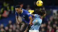 Penyerang Chelsea Pierre-Emerick Aubameyang dan bek Manchester City Nathan Ake berebut bola pada matchday ke-18 Liga Inggris di Stadion Stamford Bridge, Jumat (6/1/2023) dini hari WIB. Manchester City membuat Chelsea semakin terpuruk di Liga Inggris 2022/2023. (AP Photo/Kirsty Wigglesworth)