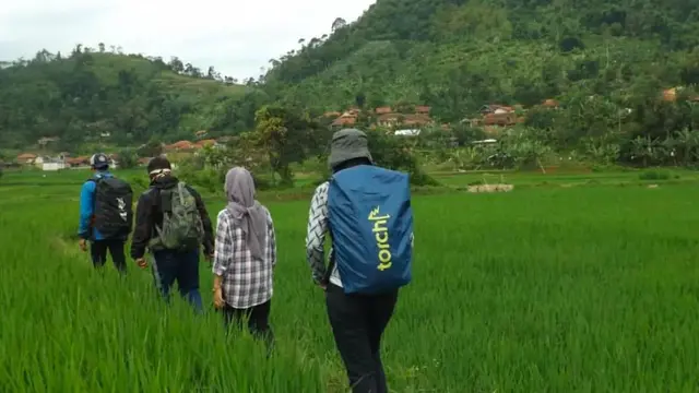 Pendaki di tengah sawah dekat kaki Gunung Lumbung. (Dok: IG https://www.instagram.com/p/CddUEgkpbbM/?igsh=bGdiNWFsNDd6MGQz)