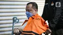 Mantan Direktur Utama PT Citra Lampia Mandiri (CLM) Helmut Hermawan usai dihadirkan pada rilis penahanan tersangka di gedung Merah Putih Komisi Pemberantasan Korupsi (KPK) Jakarta, Kamis (7/12/2023). (Liputan6.com/Faizal Fanani)