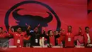 Megawati Soekarnoputri bersama sejumlah pengurus PDIP saat penutupan Rakernas I PDIP di Jakarta, Selasa (12/1/2016). PDIP melontarkan gagasan tentang pentingnya haluan negara dalam proses pembangunan jangka panjang Indonesia. (Liputan6.com/Faizal Fanani)