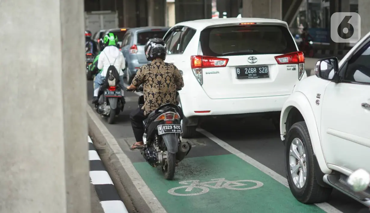 Kendaraan melintasi jalur sepeda di Jalan Fatmawati Raya, Jakarta Selatan, Kamis (21/11/2019). Pemprov DKI menerapkan tilang kepada para penerobos jalur sepeda setelah uji coba selama beberapa bulan. (Liputan6.com/Immanuel Antonius)