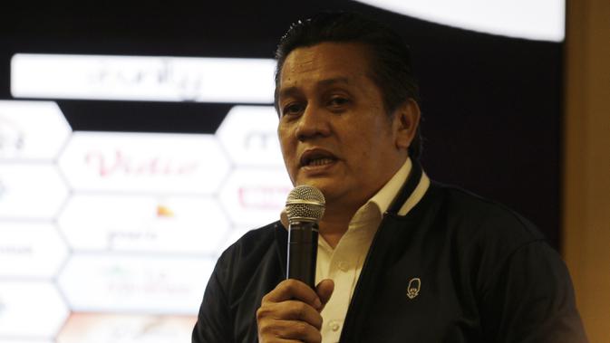 PLT Ketum PSSI, Gusti Randa, memberikan keterangan saat drawing perempat final Piala Presiden 2019 di Ruang Media SUGBK, Jakarta, Selasa (19/3). Pertandingan akan berlangsung pada 29-31 Maret mendatang. (Bola.com/Yoppy Renato)