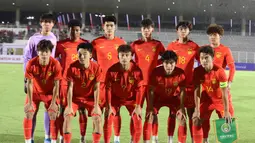 Foto tim starting XI Timnas China U-20 jelang dimulainya laga kedua uji coba internasional menghadapi Timnas Indonesia U-20 di Stadion Madya Gelora Bung Karno, Senayan, Jakarta, Senin (25/3/2024). (Bola.com/Abdul Aziz)