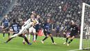 Striker Juventus, Mario Mandzukic, mencetak gol ke gawang Inter Milan pada laga Serie A di Stadion Allianz, Turin, Jumat (7/12). Juventus menang 1-0 atas Inter Milan. (AP/Andrea Di Marco)