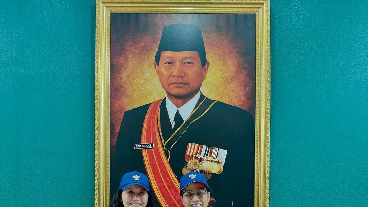 Gaya Kece Veronica Tan Foto Bareng Sri Mulyani di Akmil