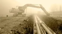 Menggali pipa saluran minyak (Source: Roman Pentin/Unsplash)