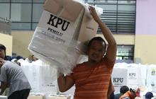 FOTO: Melihat Kesibukan GOR Cempaka Putih Mendistribusikan Logistik Pemilu 2024 Jelang Pencoblosan