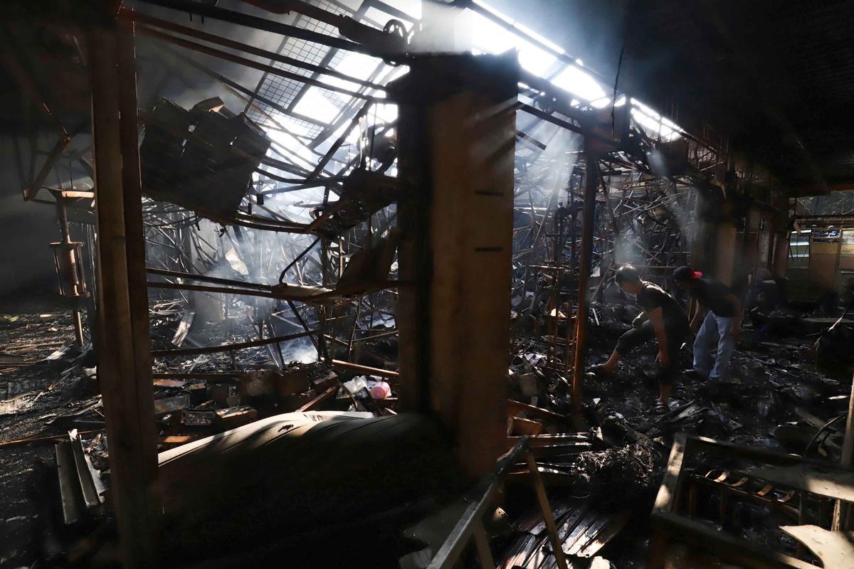 FOTO: Pedagang Taman Puring Mencari Sisa Dagangan Usai Kebakaran Besar