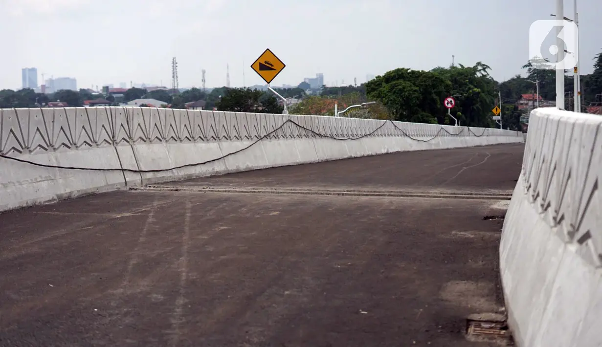 Suasana Flyover Lenteng Agung yang hampir rampung pengerjaannya di Jakarta Selatan, Rabu (4/11/2020). Kepala Dinas Bina Marga DKI Jakarta Hari Nugroho mengatakan warga bisa menikmati Flyover Lenteng Agung dan Tanjung Barat mulai awal 2021. (Liputan6.com/Immanuel Antonius)