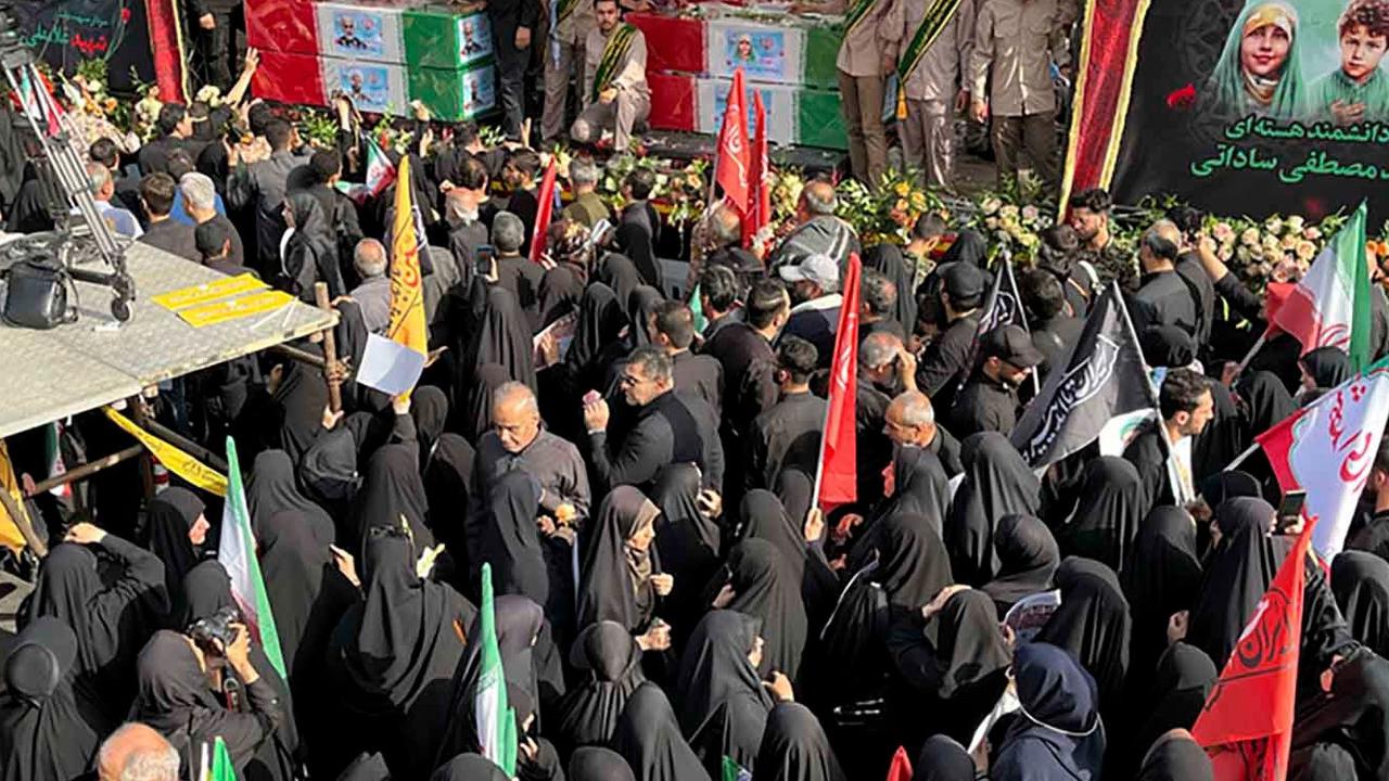 FOTO: Iran Gelar Pemakaman Kenegaraan Korban Serangan Israel, Ribuan Warga Padati Lapangan Revolusi